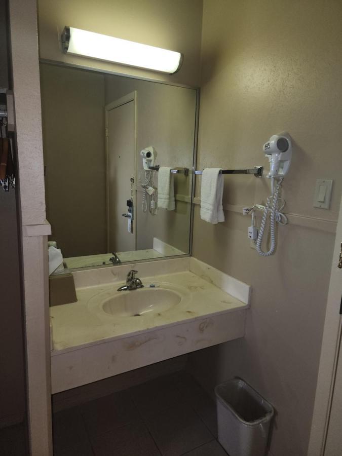 Colonial Inn Monahans Tx Bagian luar foto